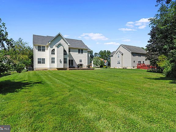 4th image of 337 Meadow Glen Dr