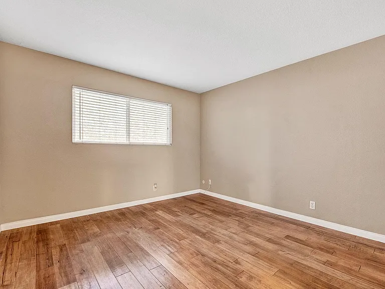 24466 Toledo Ln — Photo 11