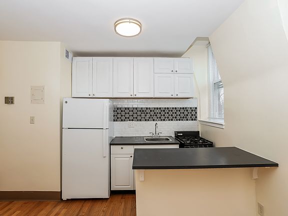 3rd image of 105 9th St SE APT 301