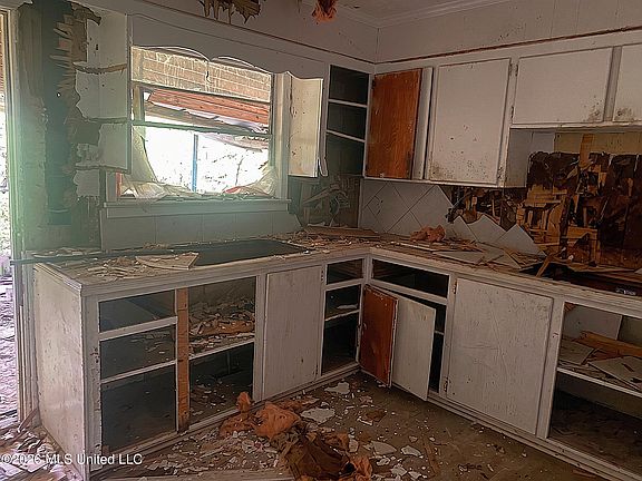 2nd image of 2480 Paden St