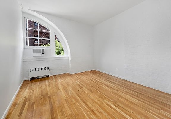 5th image of 720 Greenwich St APT 2S