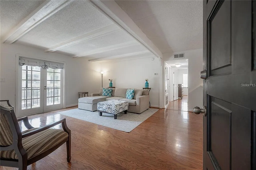 2 bed, 2.0 bath, 1000 sqft, $2,300 — Photo 2