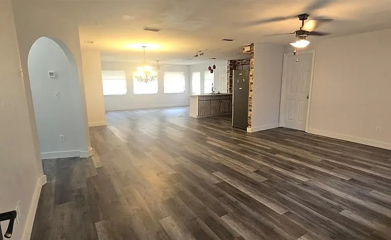 1174 Victoria Ave — Photo 5
