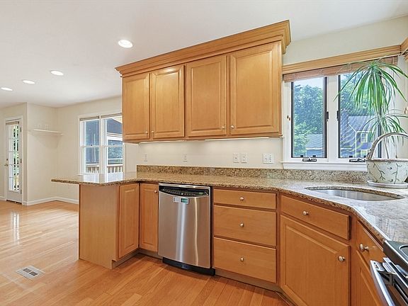 5th image of 6 Oakwood Ct