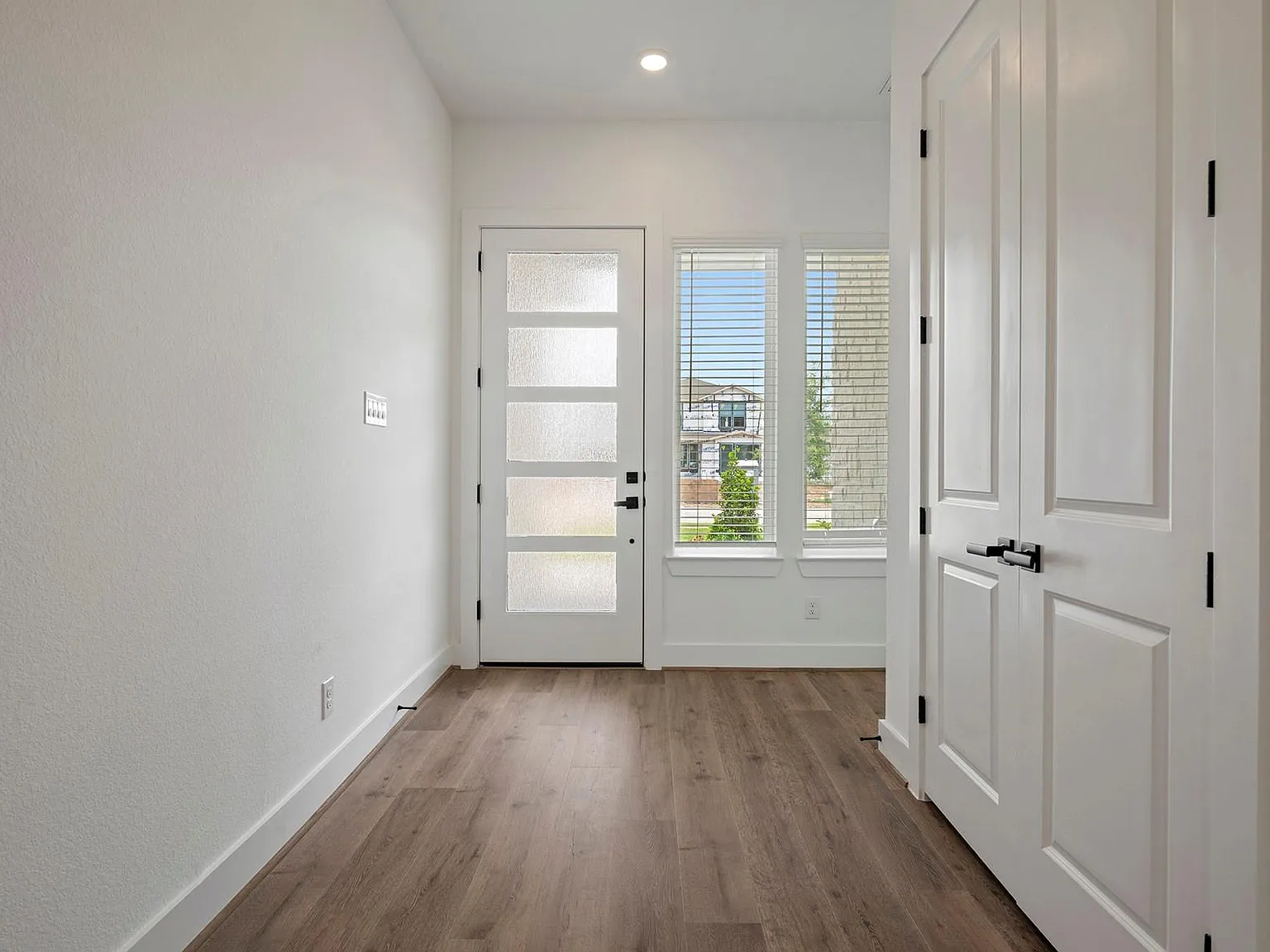 3 bed, 2.0 bath, 2260 sqft, $3,310 — Photo 4