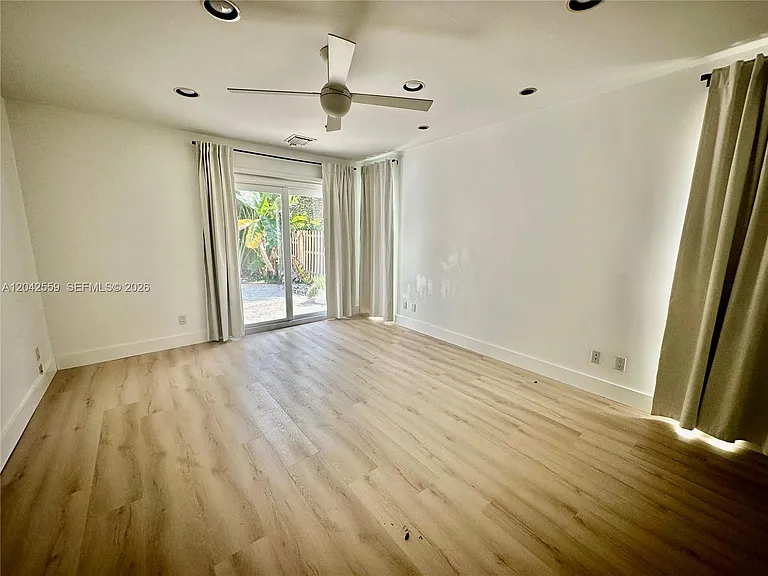 22 SE 11th St — Photo 15
