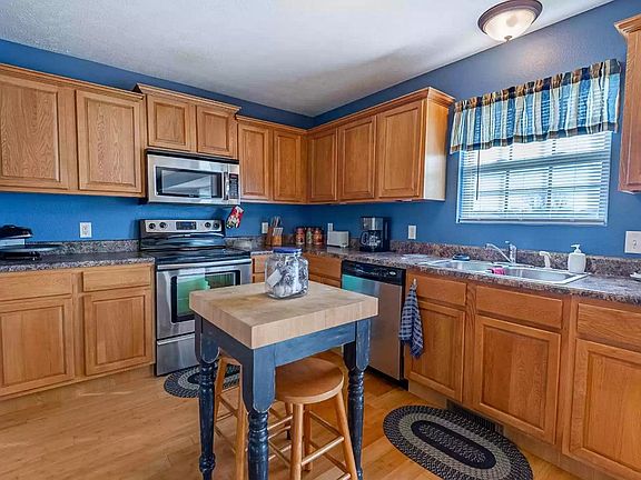 Kitchen (previous occupant's furnishings)