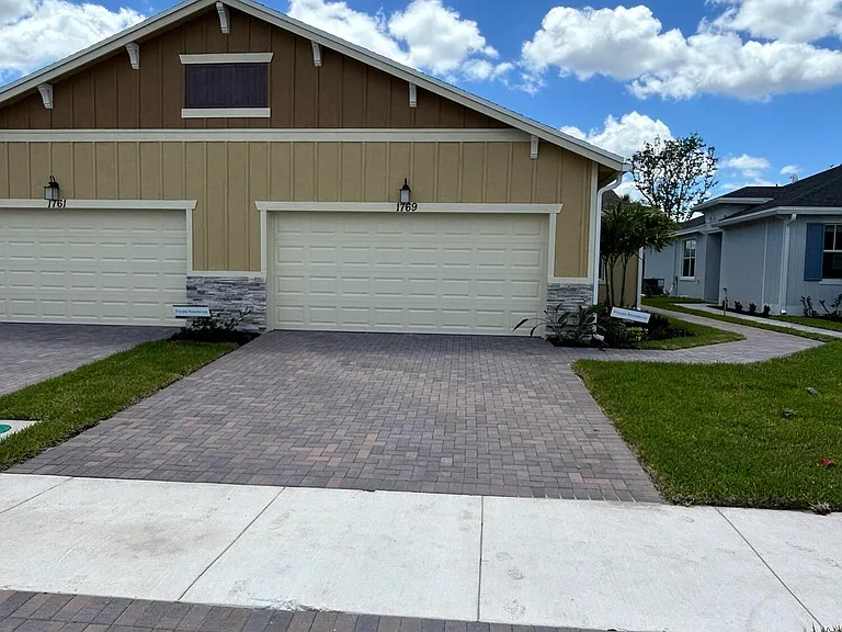 1769 SE Crosswood Way — Photo 1