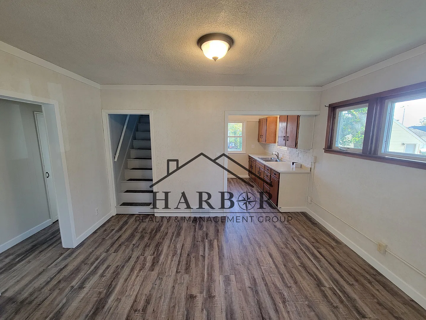 3BR Home in Austin - Enclosed Front Porch, Detached Garage & Basement Laundry — Photo 2