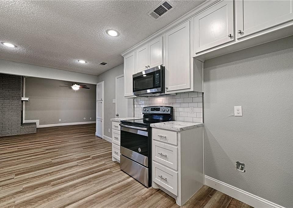 1st image of 824 Lottie Ln