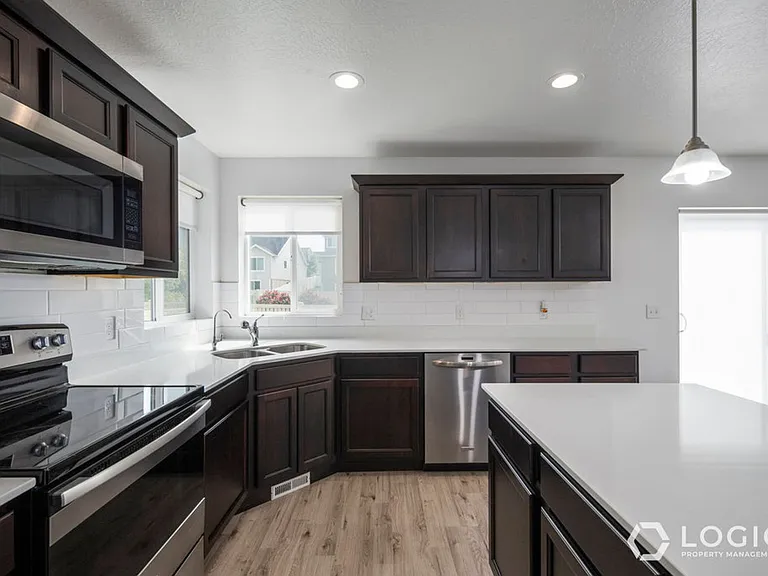 164 N Valcrest Dr — Photo 6