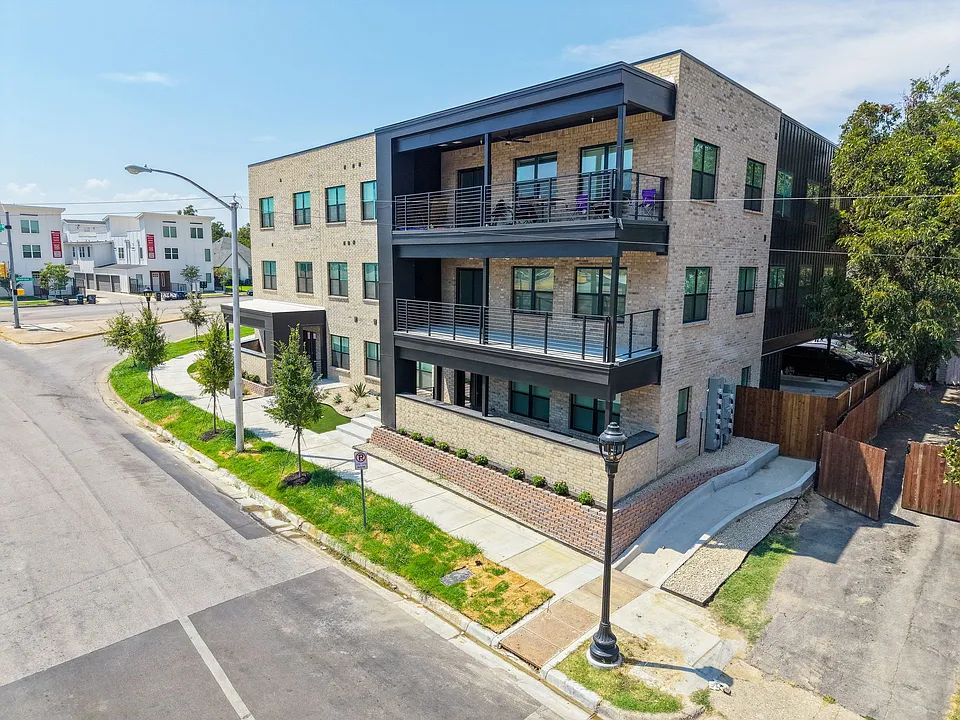 3252 McCart Ave #204