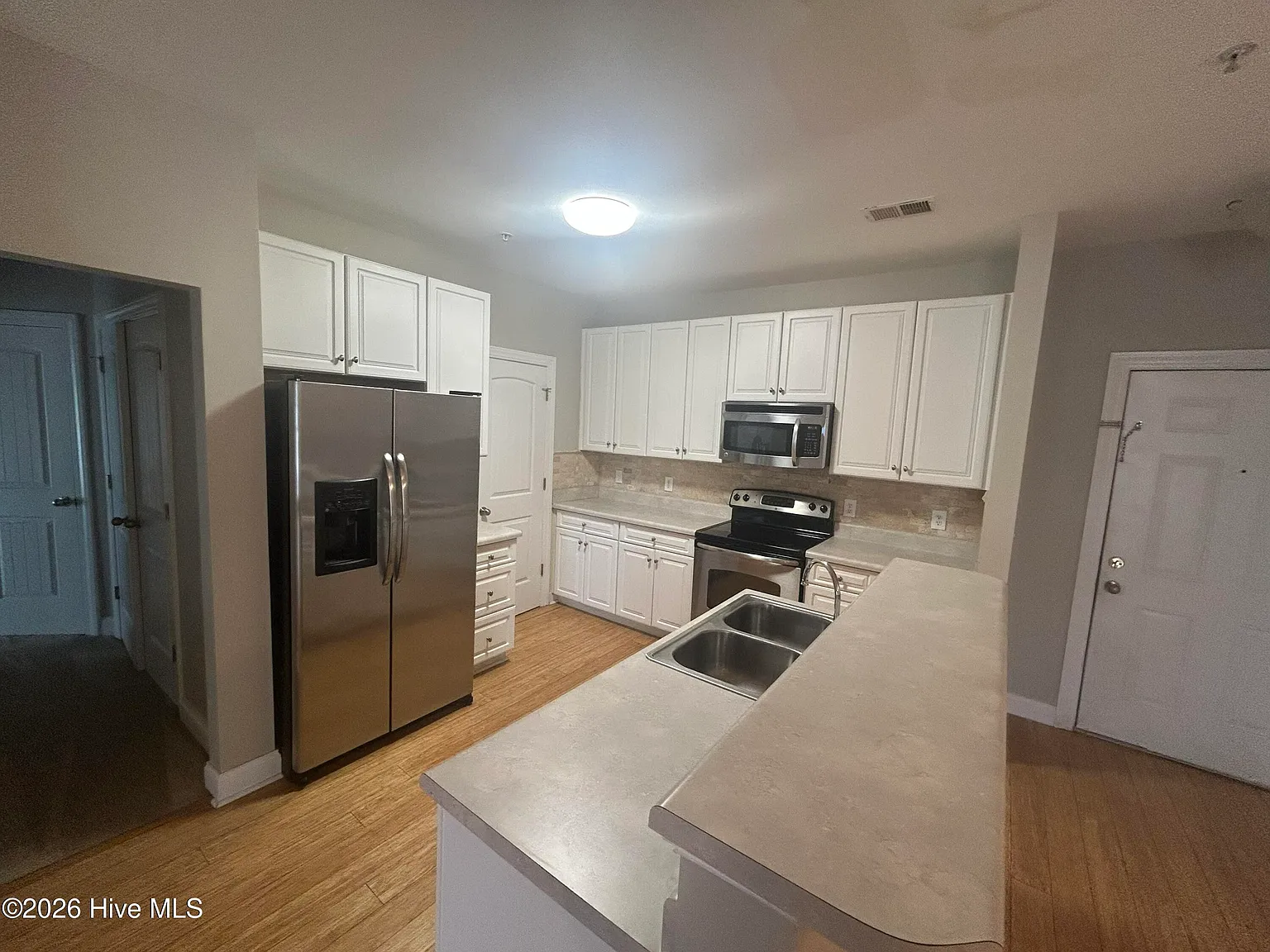 4 bed, 3.0 bath, 1700 sqft, $2,200 — Photo 2