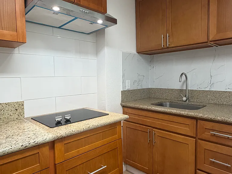 2125 Hillcrest St — Photo 3
