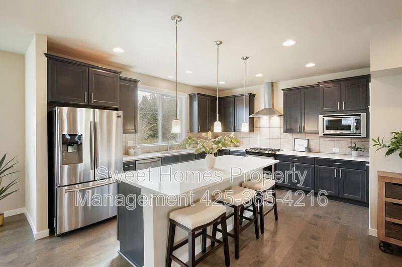 5 bed, 4.0 bath, 2970 sqft, $5,600 — Photo 2