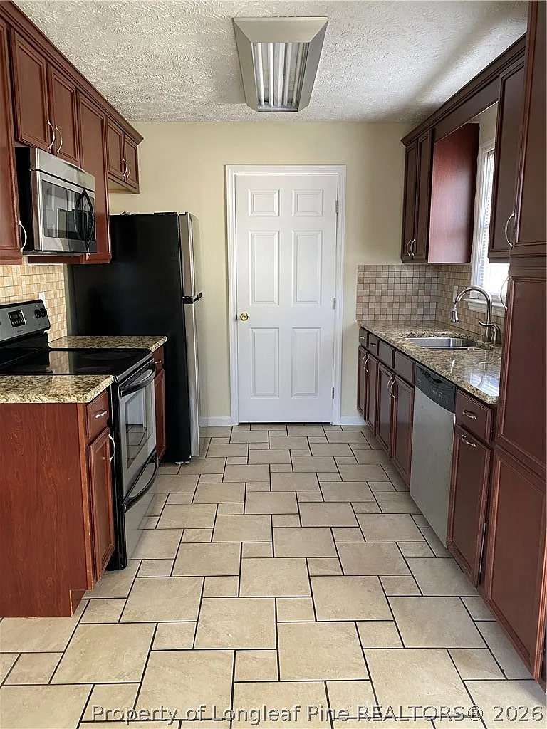 3 bed, 2.0 bath, 1086 sqft, $1,500 — Photo 2