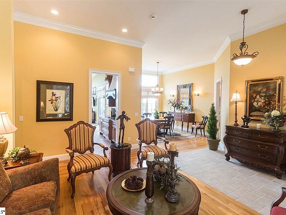 2nd image of 19 Mountain Oak Ln