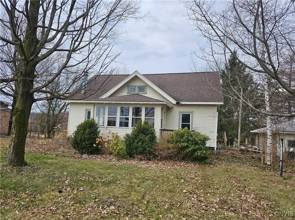 4543 Makyes Rd, Syracuse, NY 13215