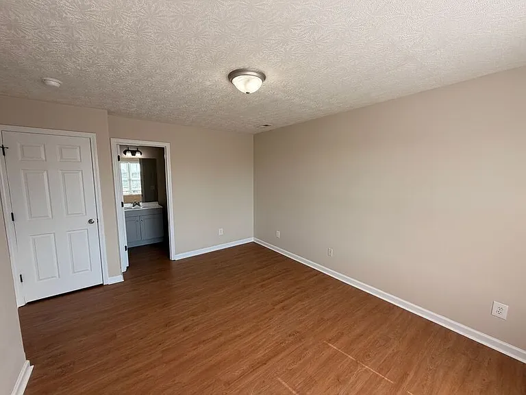 223 Ridgewood Dr — Photo 3