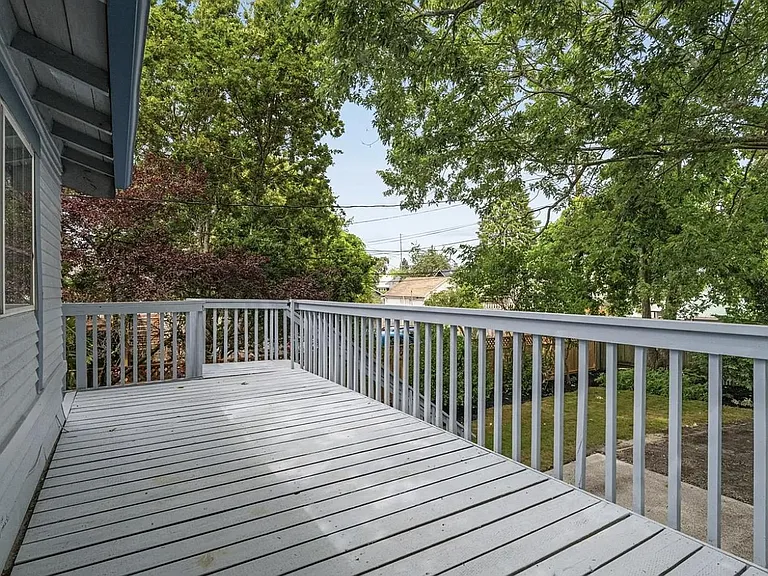 2327 Cedar St — Photo 11