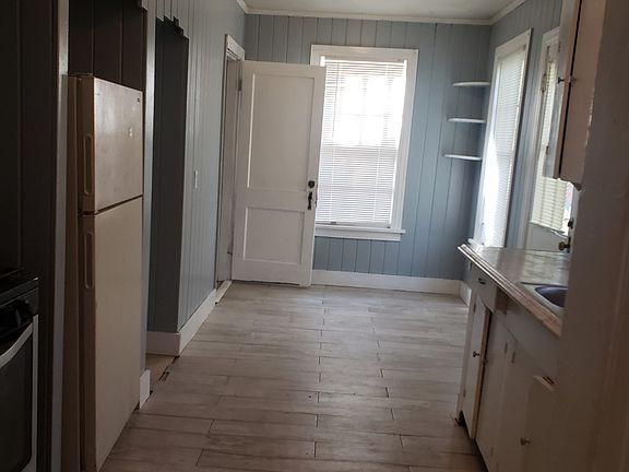 5th image of 118 E College St