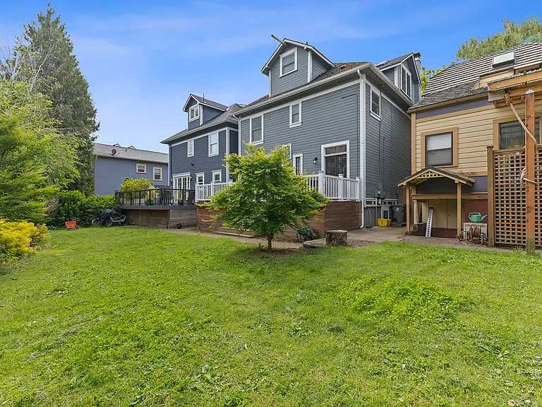2061 NW Kearney St — Photo 24