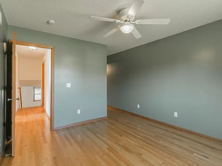 5140 Cottonwood Ln N — Photo 3