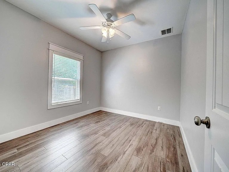 194 Escanaba Ave — Photo 33