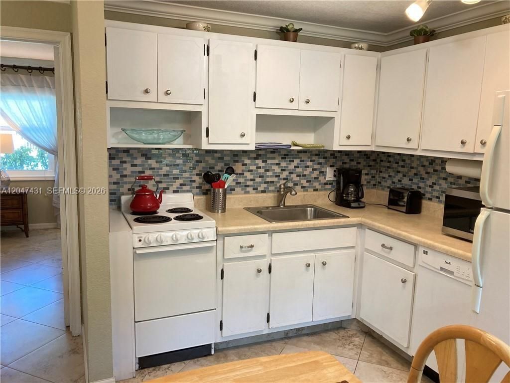 3230 NE 13th St APT 2, photo 9