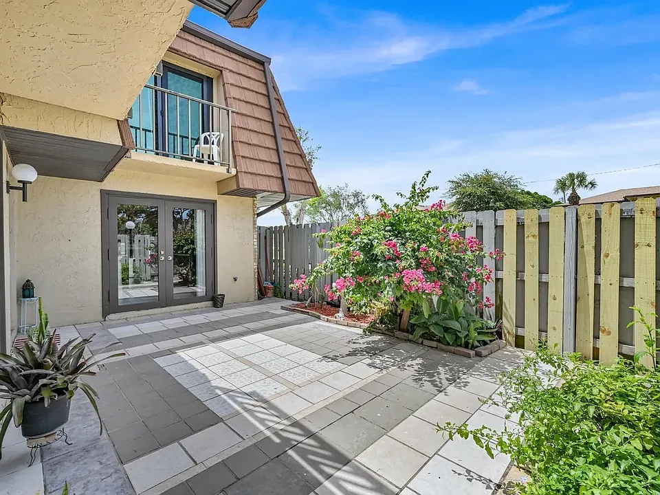 1458 N Lawnwood Cir #26D