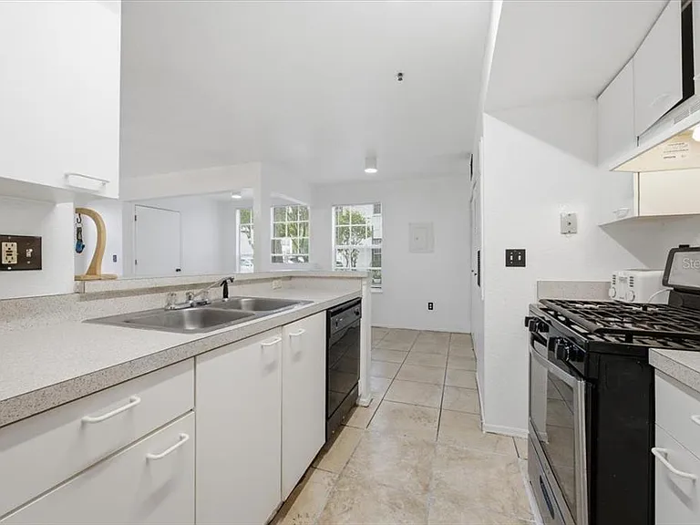 1602 Columbia Arms Cir #106 — Photo 2