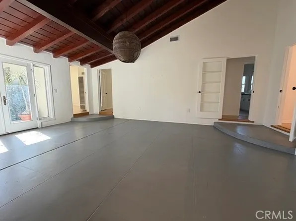 15440 Dickens St, Sherman Oaks, CA 91403