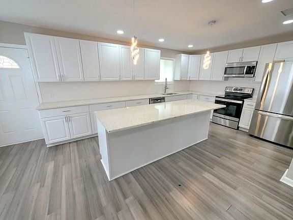 5th image of 200 Willow Dr