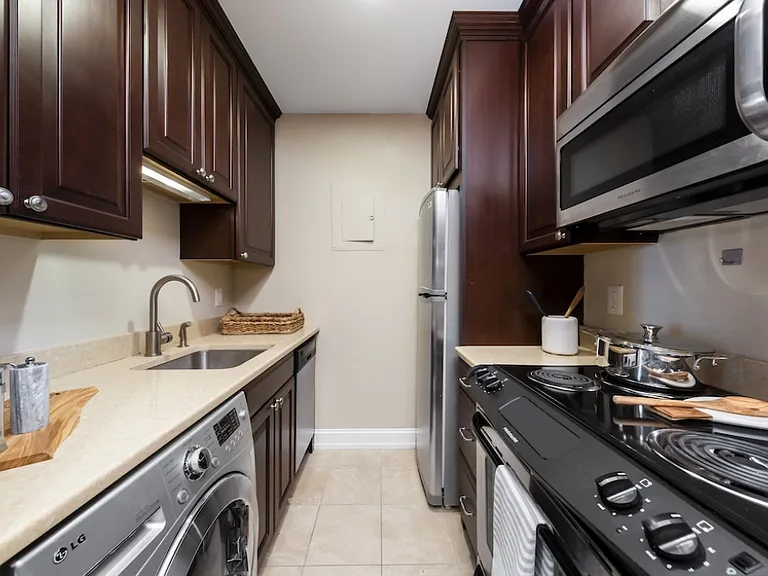 222 Rittenhouse — Photo 4