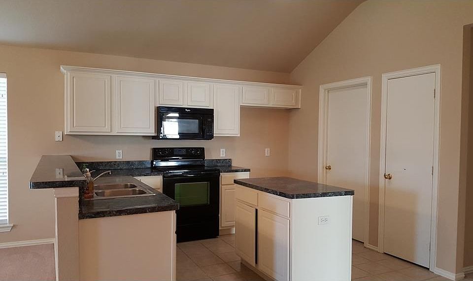 2nd image of 4833 Fox Ridge Ln