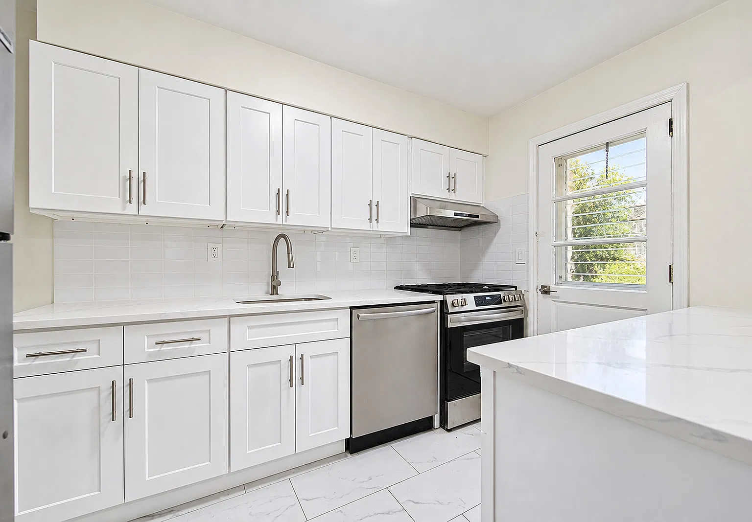 2 bed, $3,200 — Photo 1