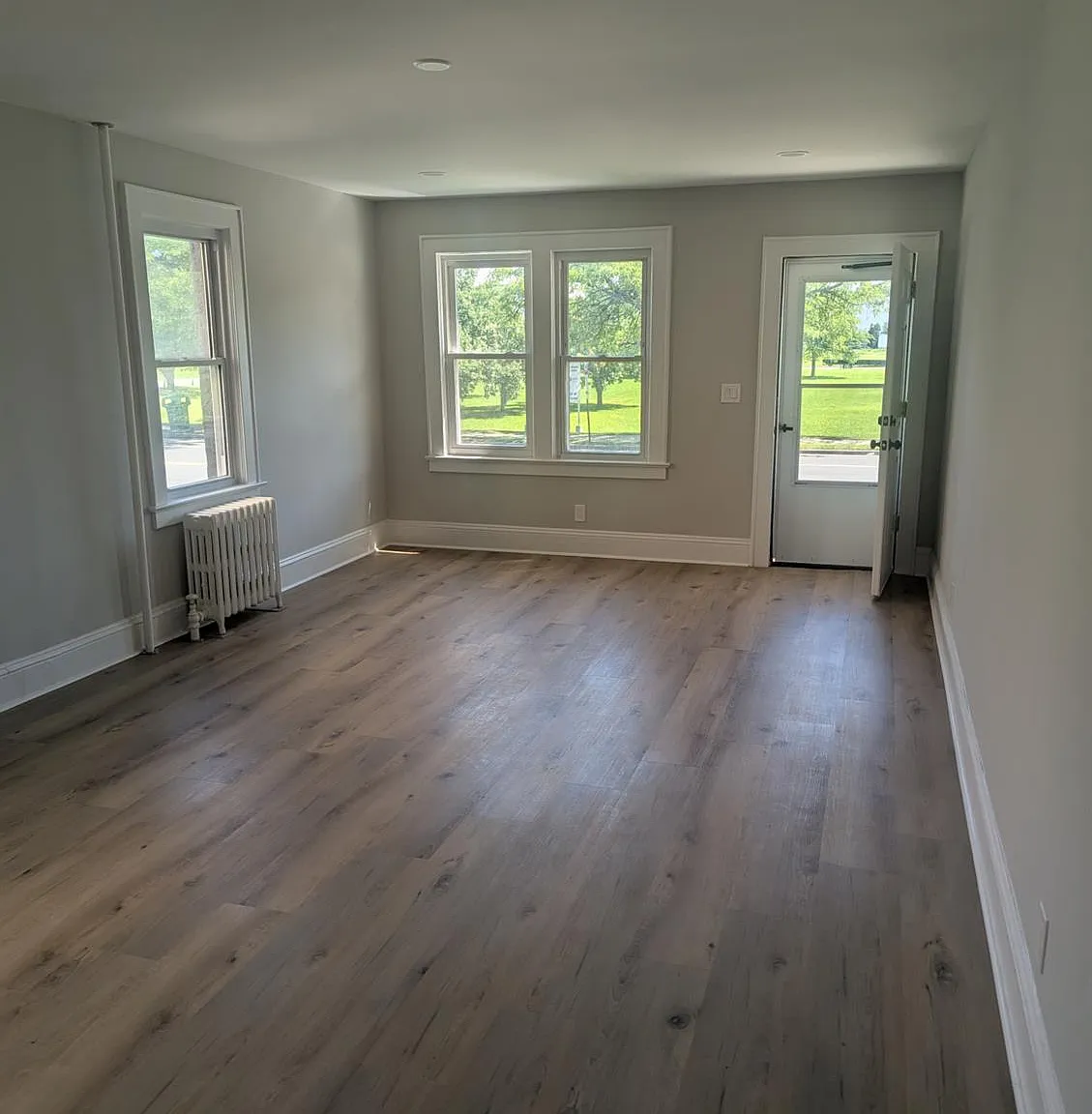 3 bed, 1.0 bath, 1050 sqft, $3,000 — Photo 2