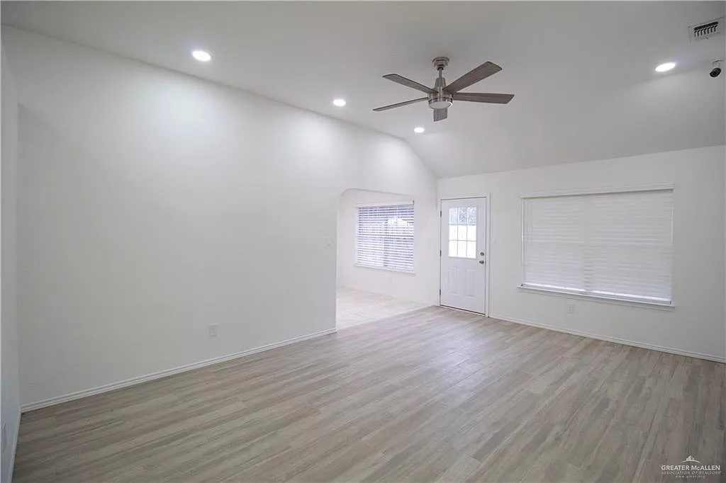 3 bed, 2.0 bath, 1521 sqft, $1,595 — Photo 4