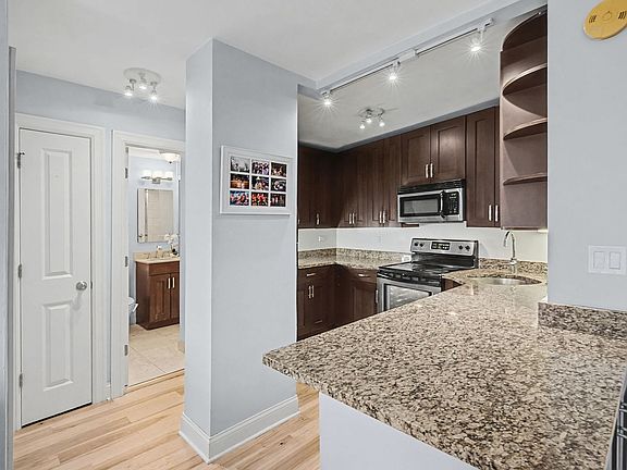 5th image of 2930 N Sheridan Rd APT 903