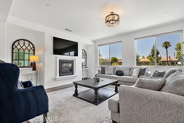 3 bed, 2.5 bath, 1995 sqft, $5,300 — Photo 4
