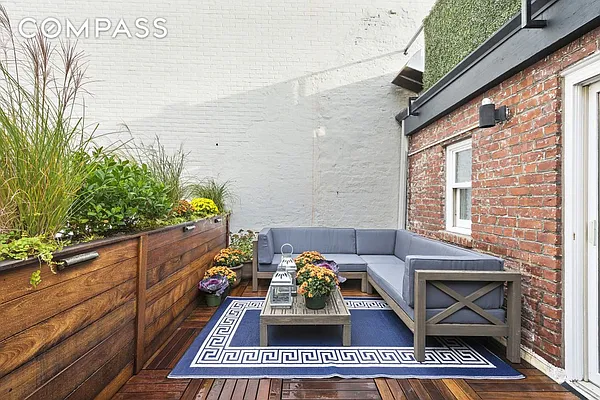 Sold by Compass | media 21