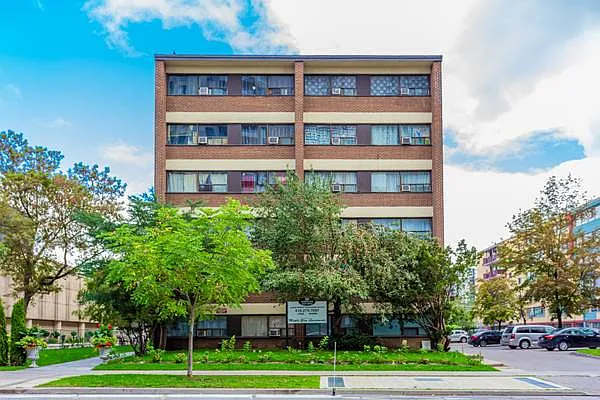 36 Thorncliffe Park Dr — Photo 2