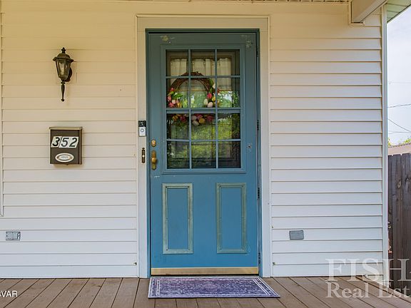 2nd image of 352 Bayard St S