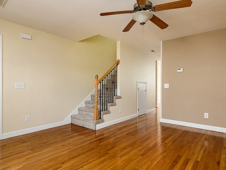 202 Clover Ct — Photo 5