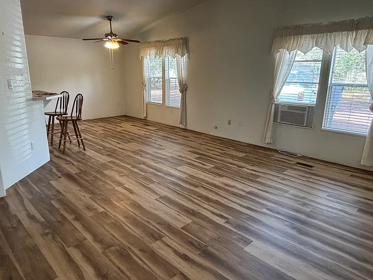 610 E Park Dr — Photo 3