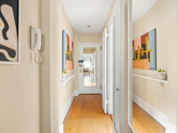 212 East 48th Street image 3 of 14