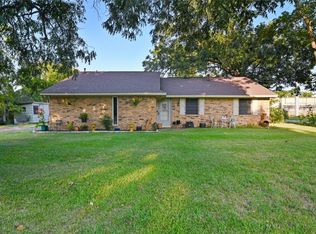 107 S Main St, Ector, TX 75439