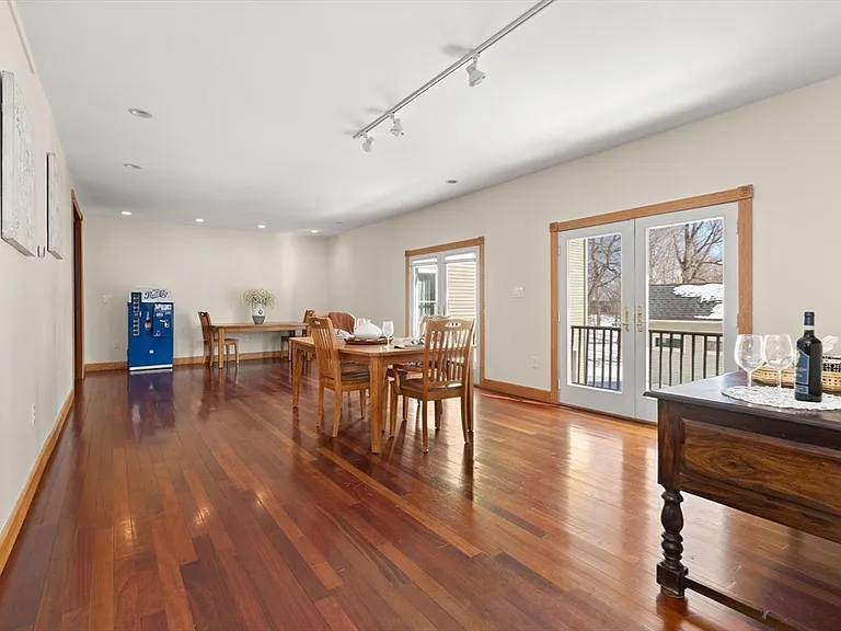 25 Pleasant St — Photo 10