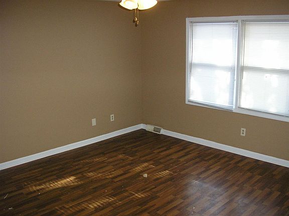 3rd image of 2517 Edgehill Pl #B