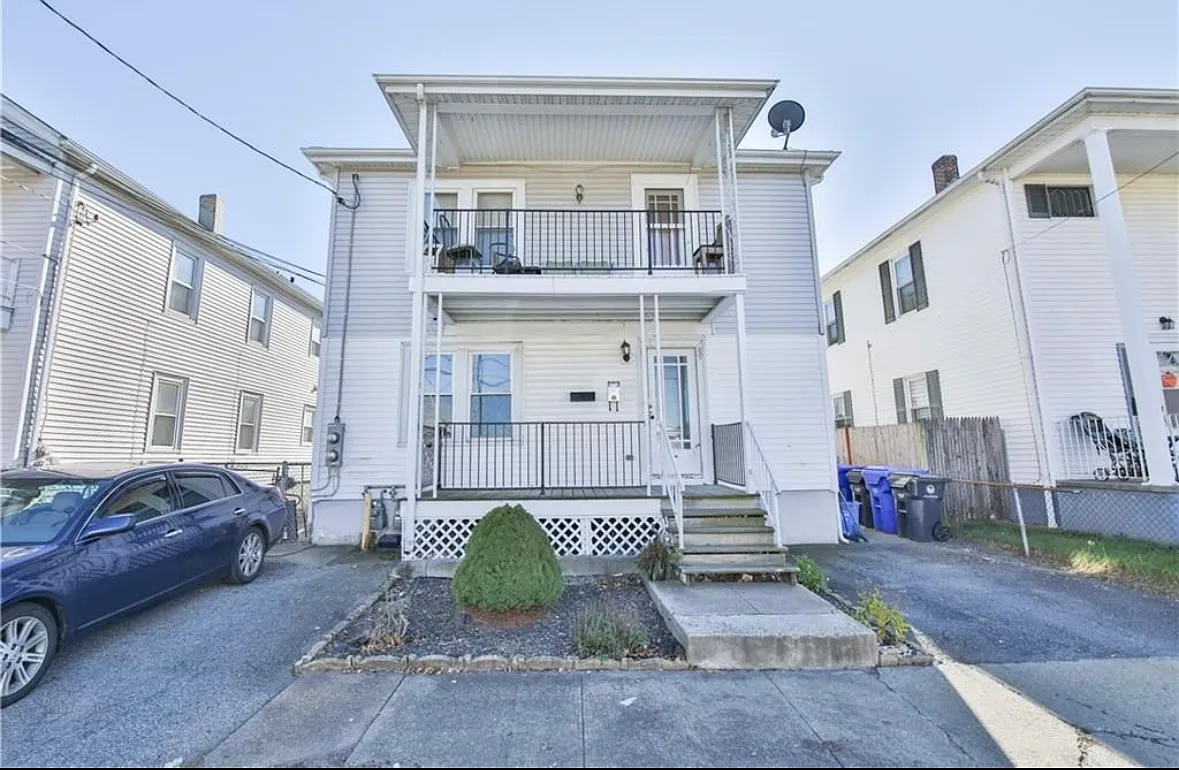3 bed, 1300 sqft, $2,100 — Photo 1